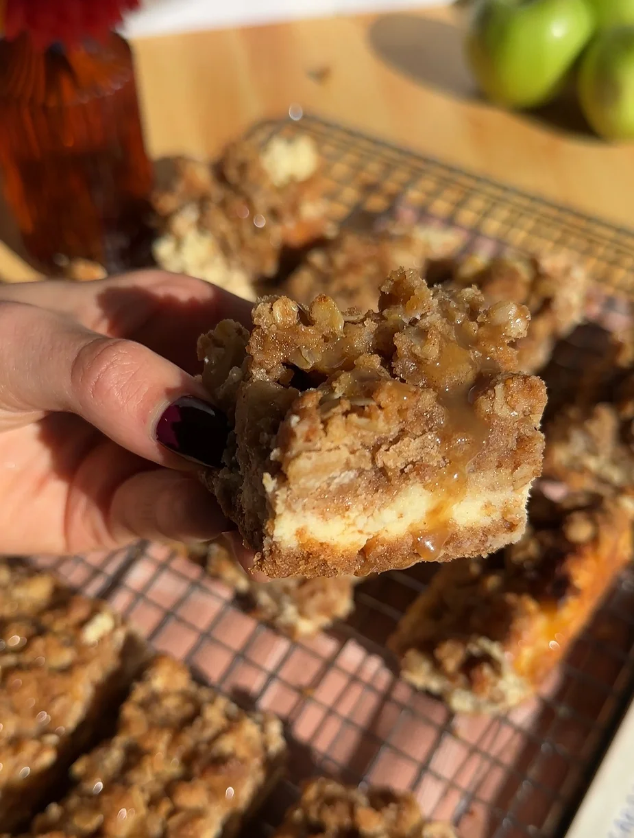 Apple Crumble Cheesecake Bars