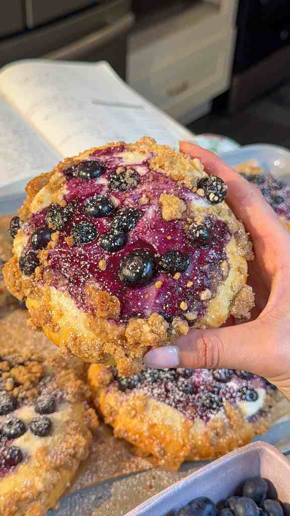 Blueberry Custard Crumble Buns