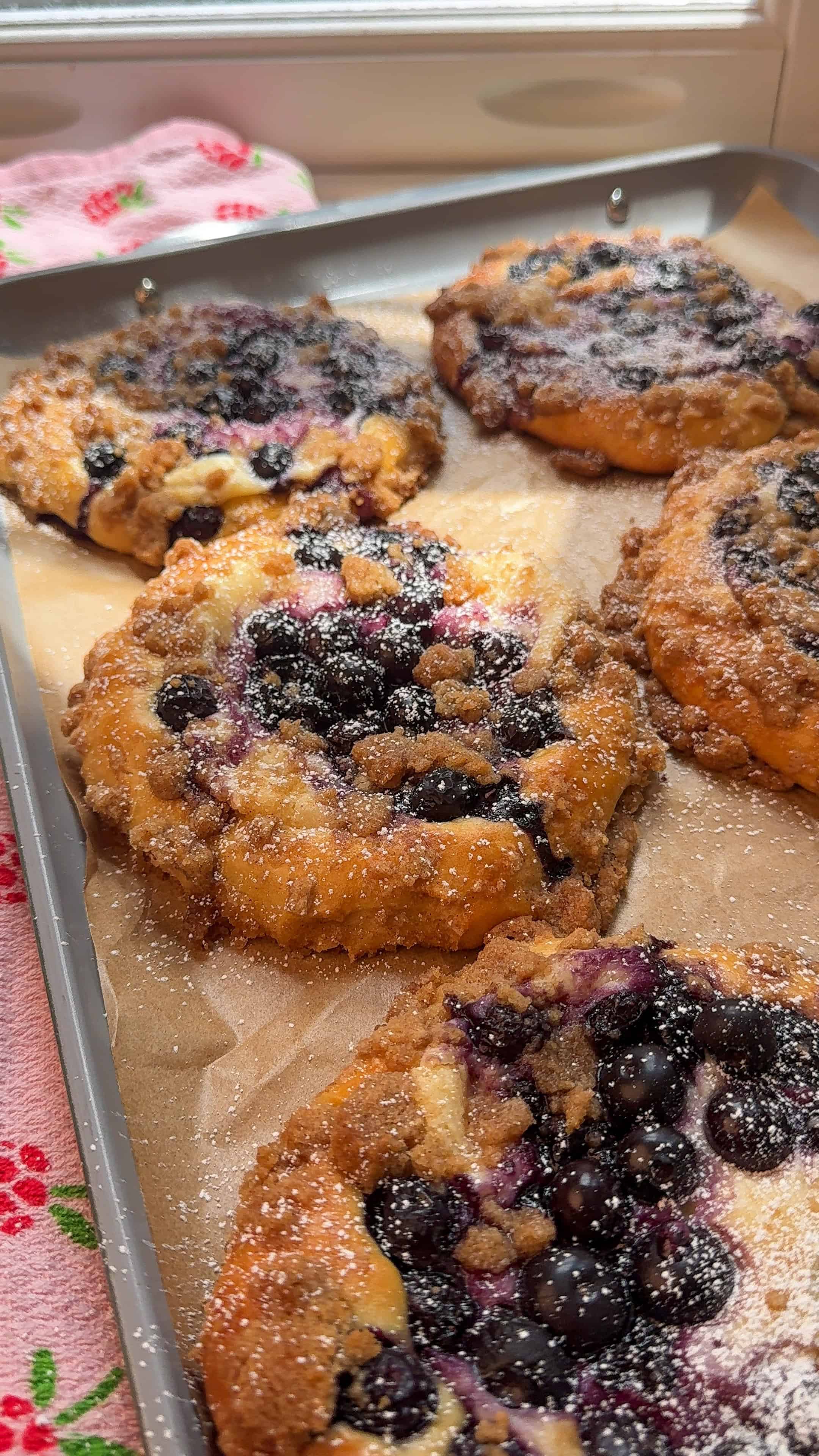 Blueberry Custard Crumble Buns